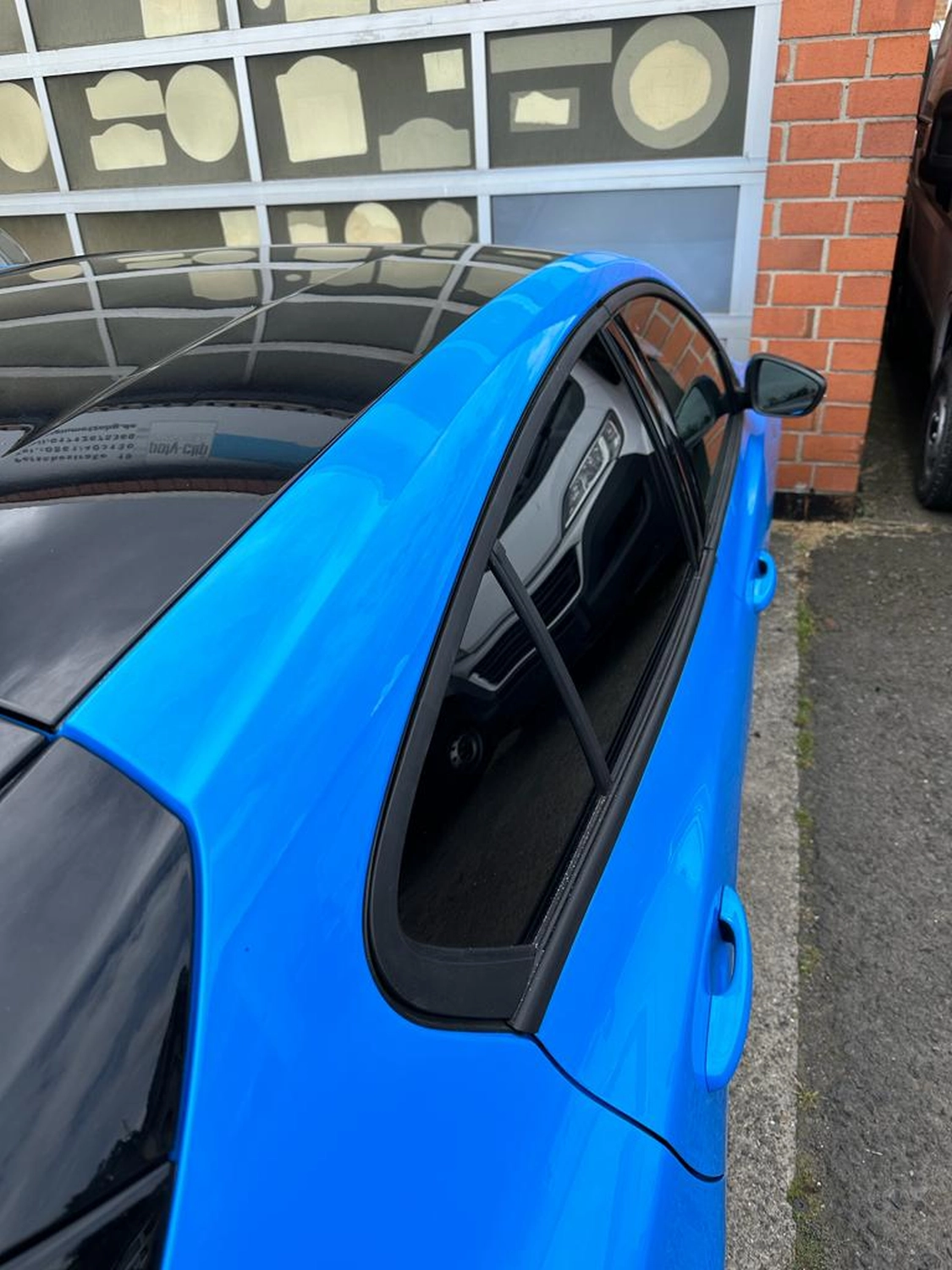 Blaues Autoreparaturbild von Hagelreparatur24 GmbH